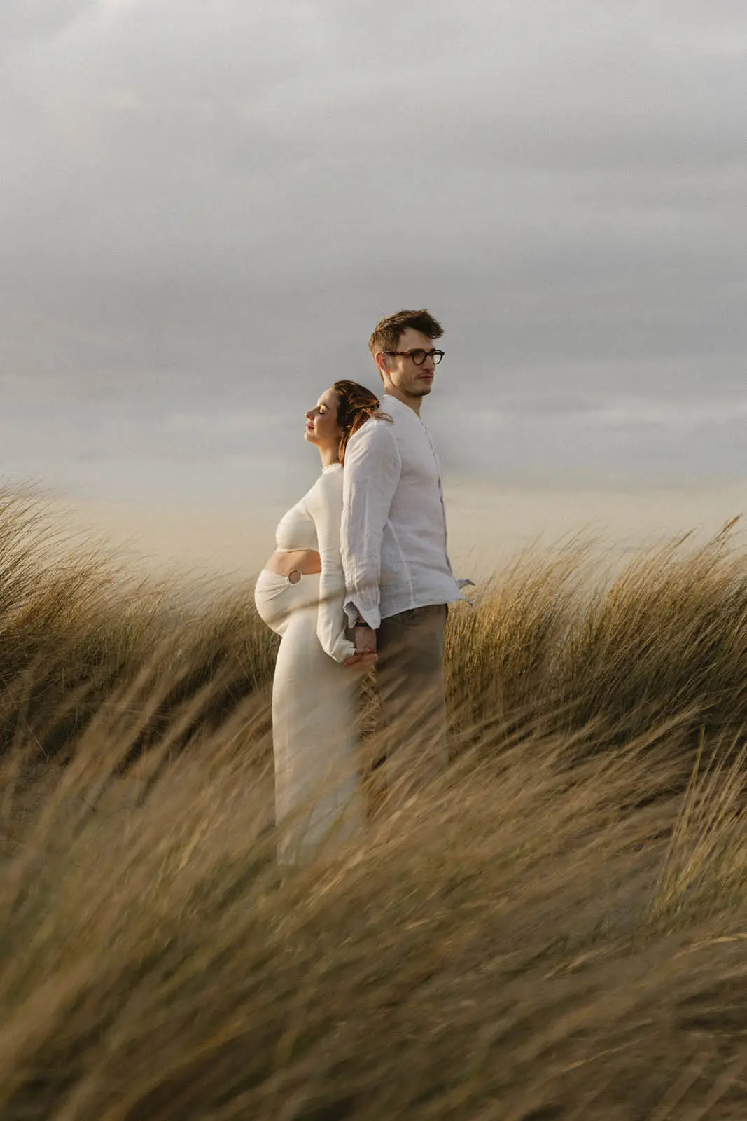 Photo de grossesse dans les dunes à la mer en Belgique