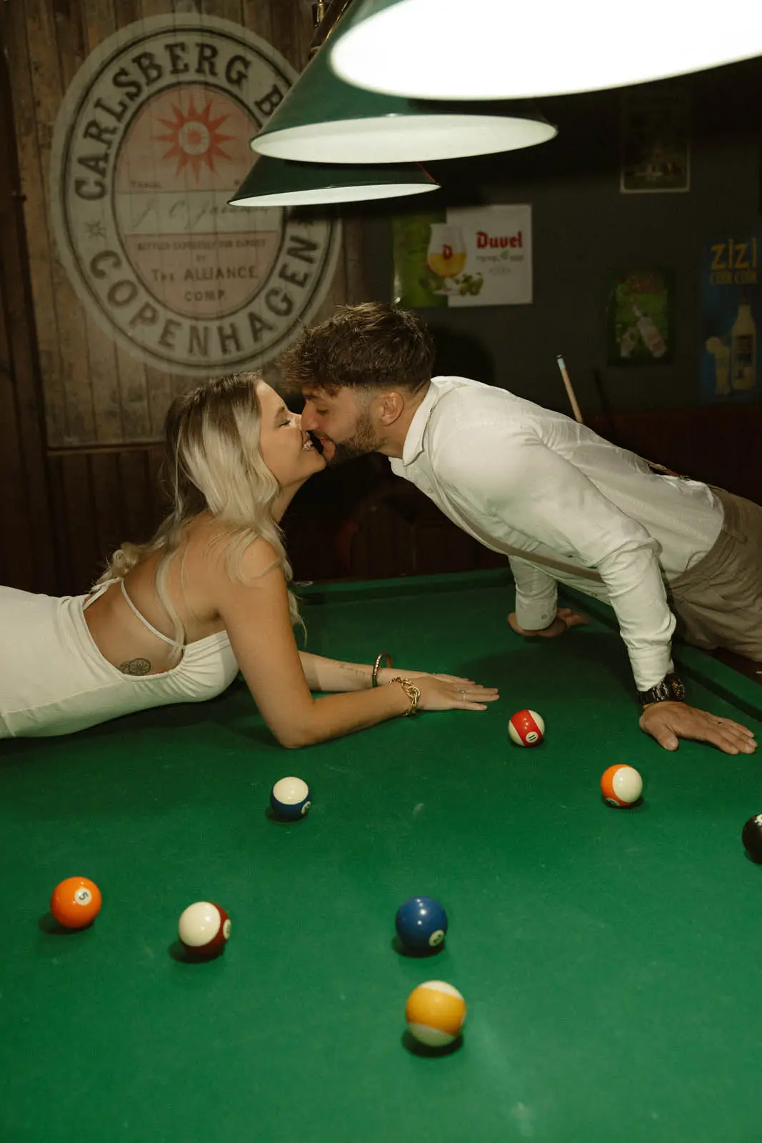 Séance couple cinématique dans un bar — Marie Thomas Photography