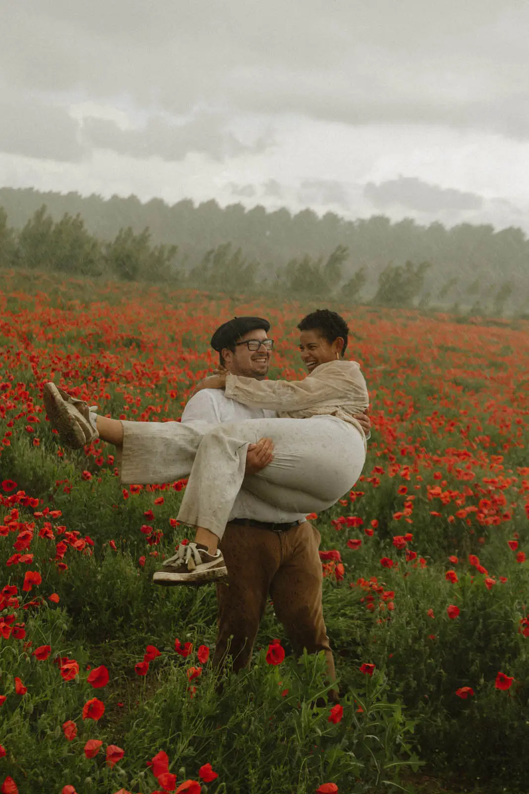 Séance couple dans un champ de coquelicots