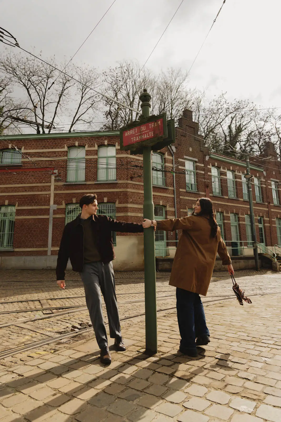Séance engagement couple, arrêt de tram — Carolina et Charles
