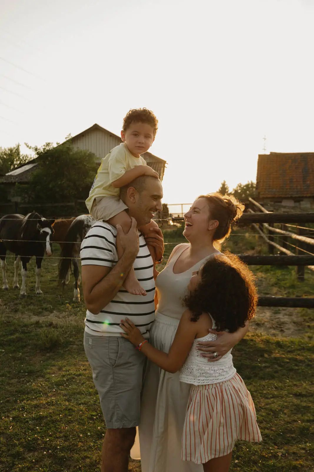 Séance famille et grossesse à la ferme — E et R